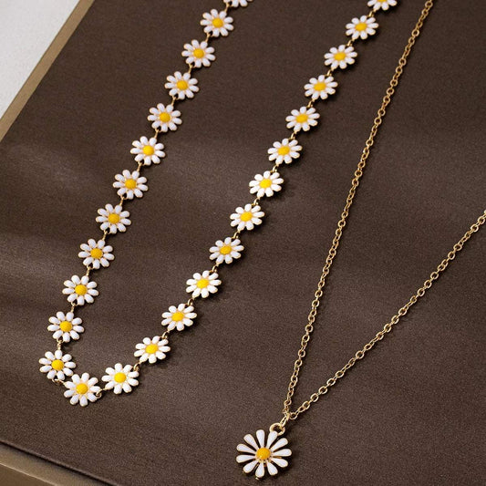 Daisy flower necklace set with gold chain, white petals, yellow center, chic spring accessory