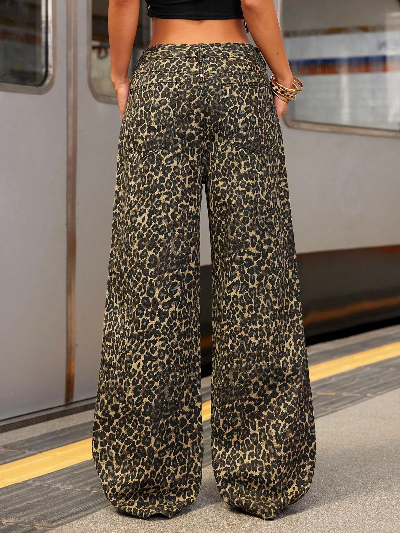 Leopard print wide-leg pants for stylish everyday wear, perfect for urban fashion lovers.