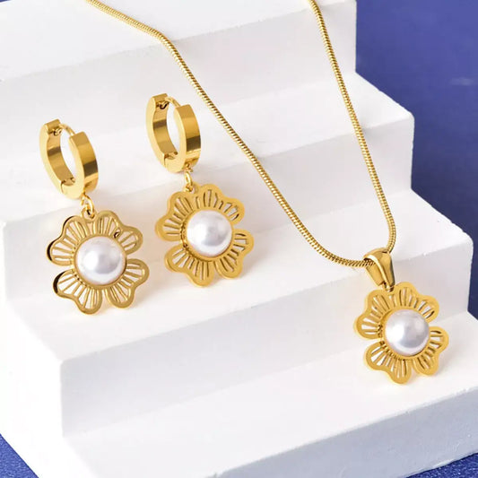 Evie's Dreamland 18K gold-plated flower pearl jewelry set featuring a necklace and hoop earrings.