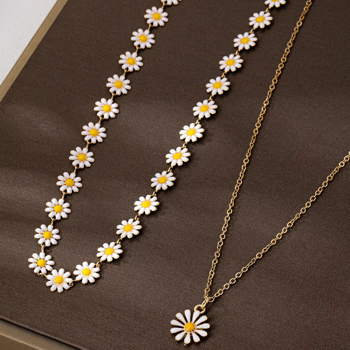 Daisy flower necklace set with gold chain, white petals, yellow center, chic spring accessory