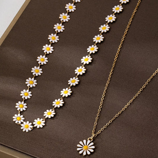 Daisy flower necklace set with gold chain, white petals, yellow center, chic spring accessory