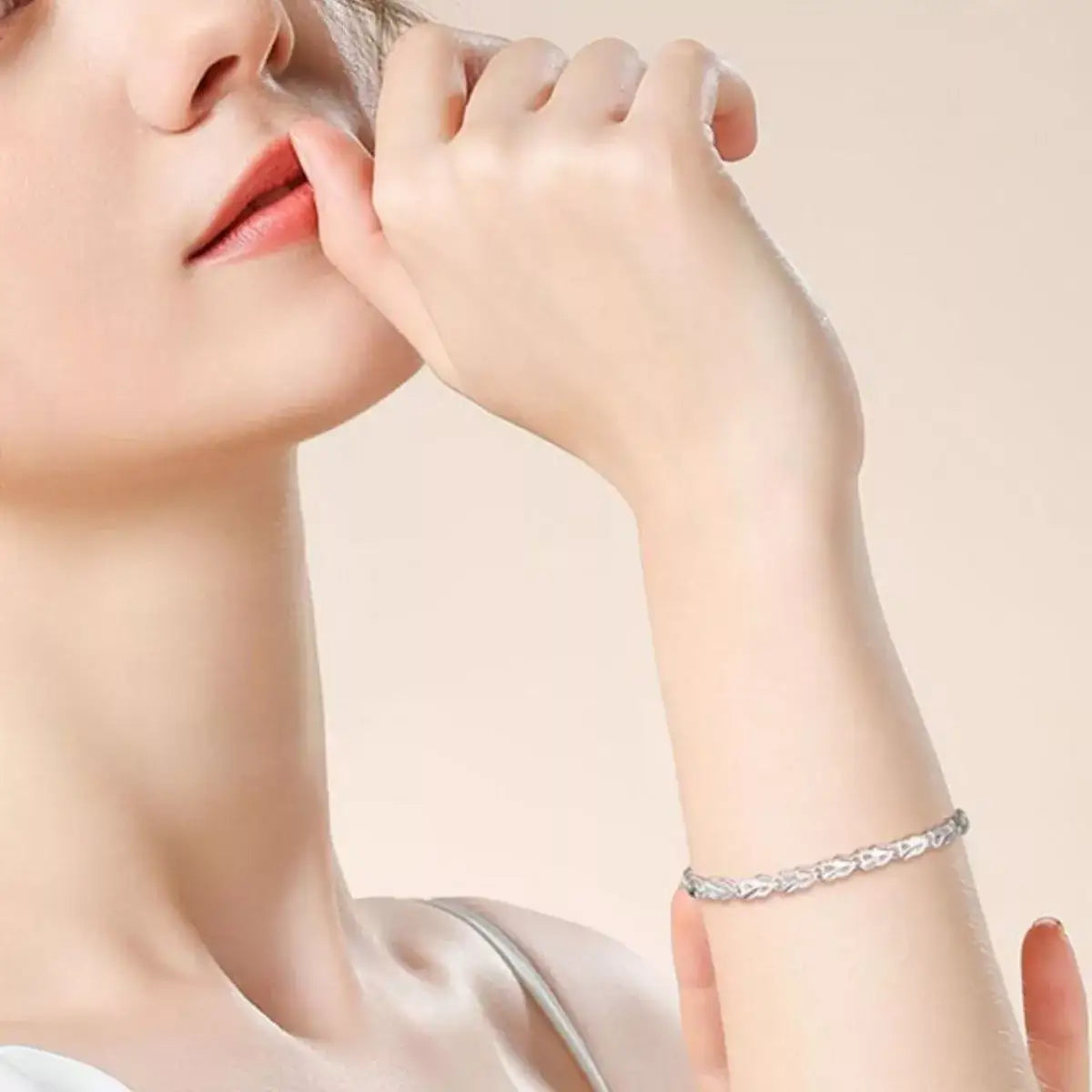 Woman wearing a Trendsi 925 sterling silver heart link bracelet on her wrist.