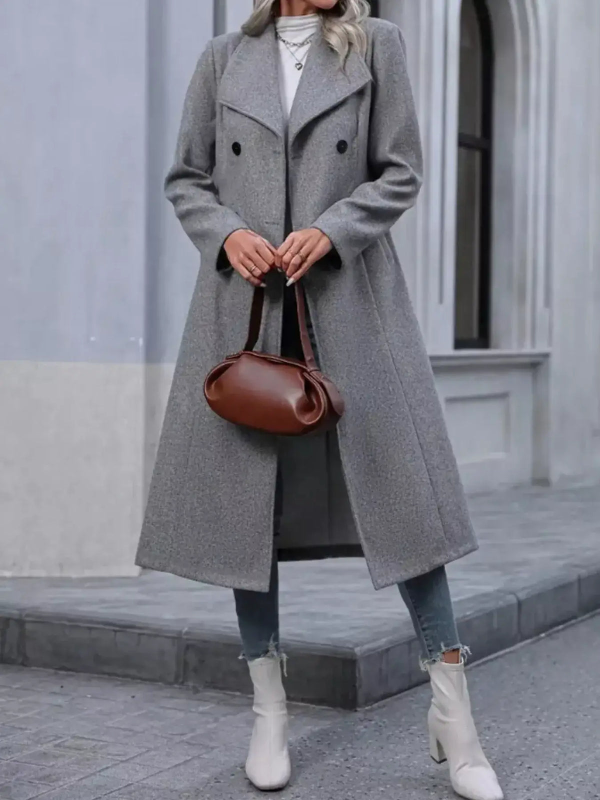 Double-breasted women's overcoat with practical pockets