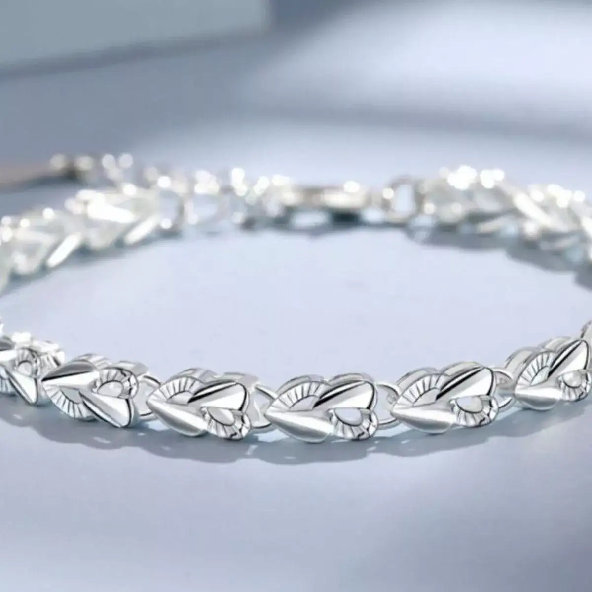 Trendsi 925 sterling silver heart link bracelet for women featuring polished heart-shaped links.