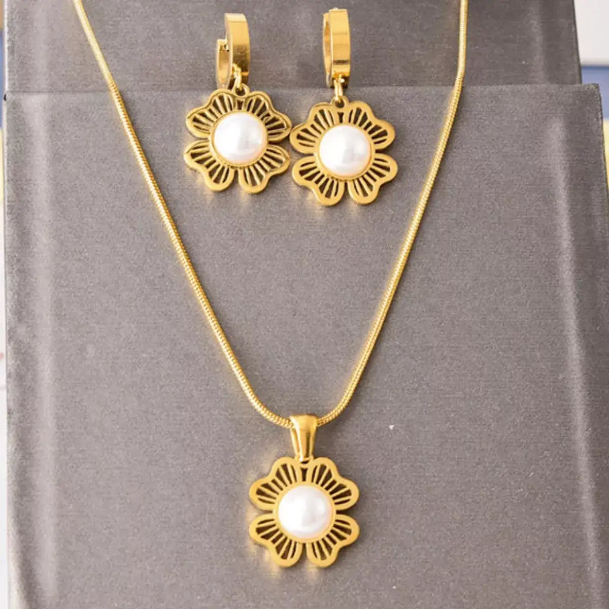 Evie's Dreamland 18K gold-plated flower pearl jewelry set featuring a pendant necklace and matching earrings.