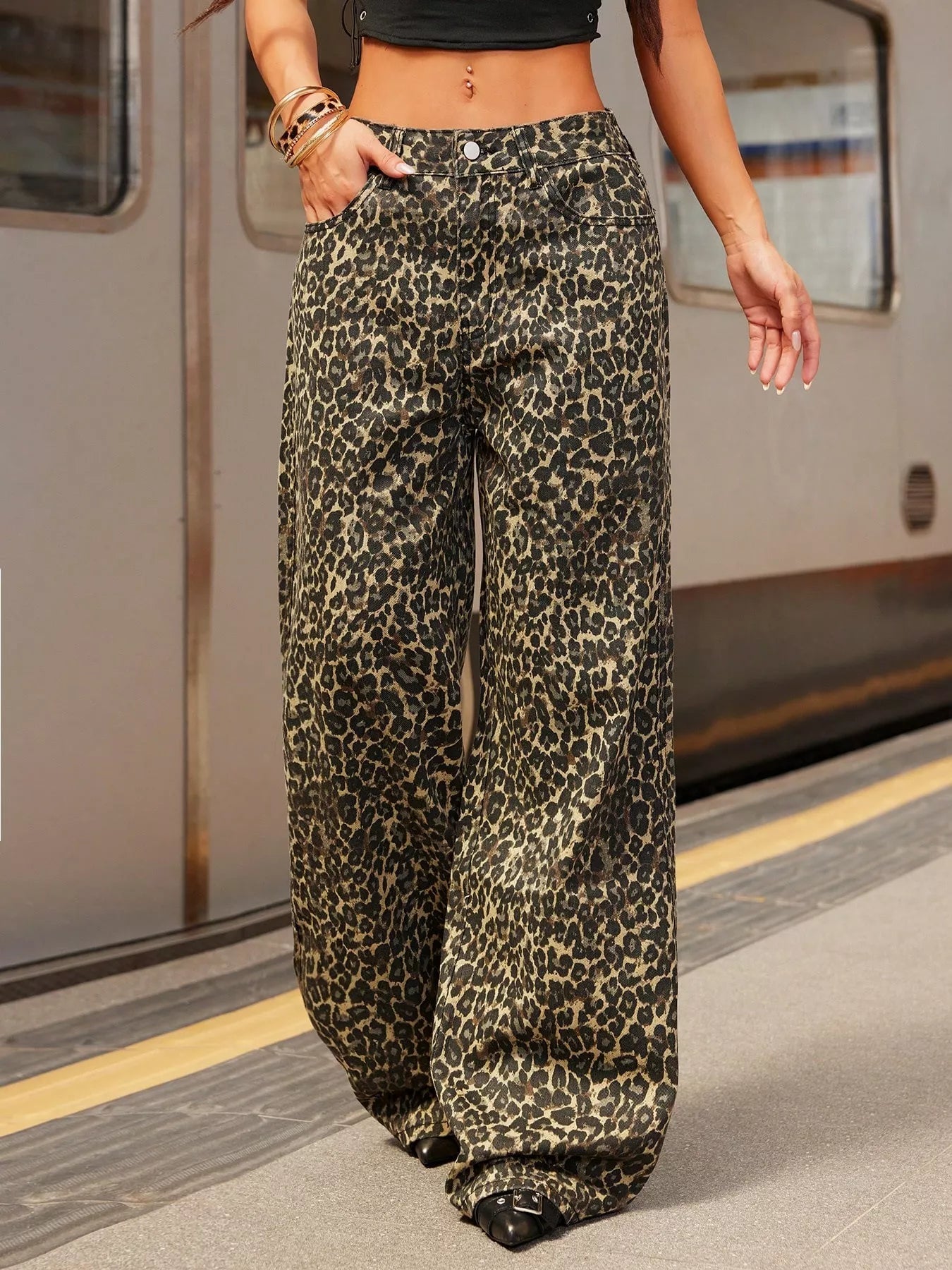 Leopard print wide-leg pants for stylish everyday wear, perfect for urban fashion lovers.