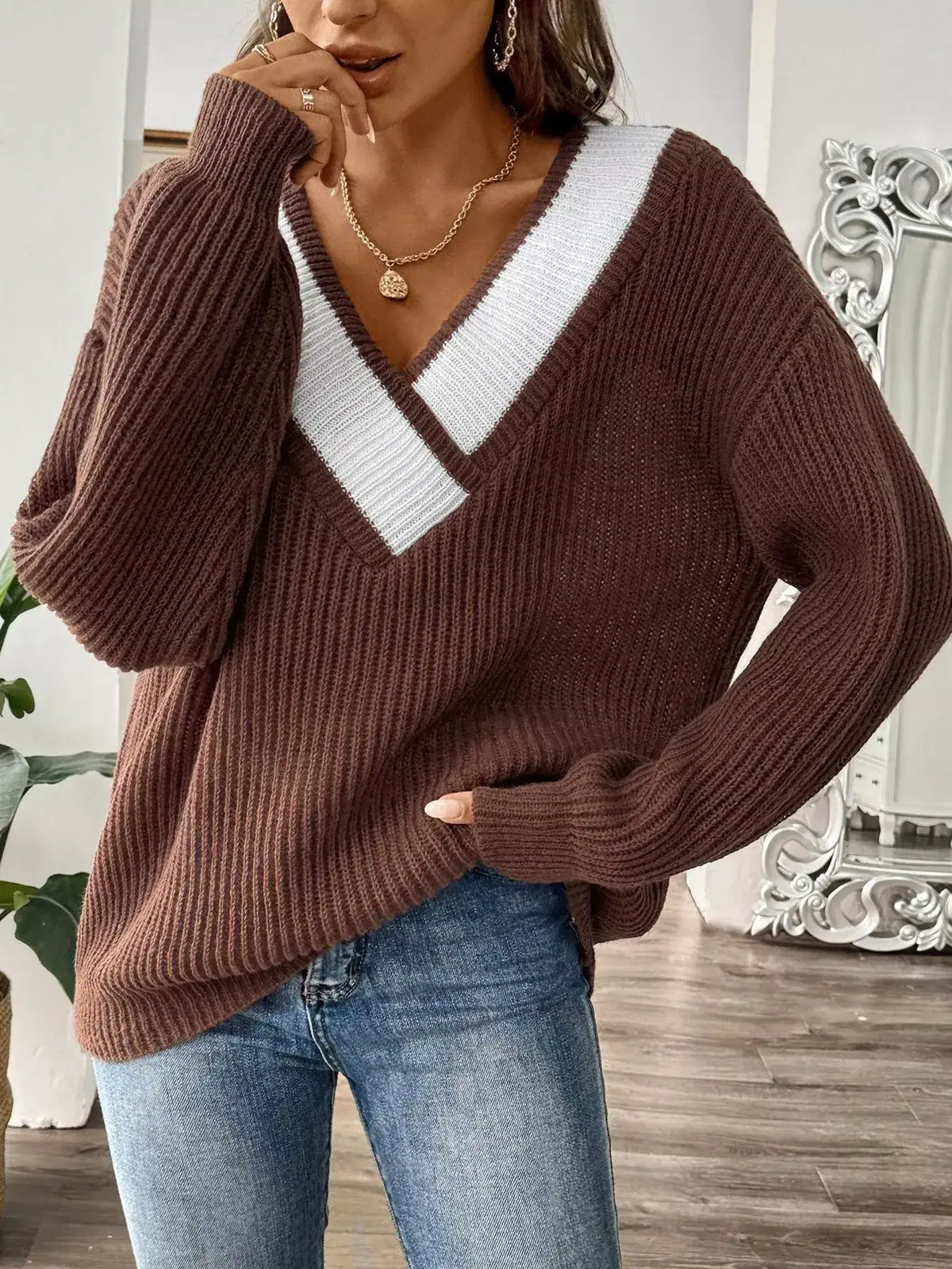 Contrast trim V-neck ribbed sweater for women